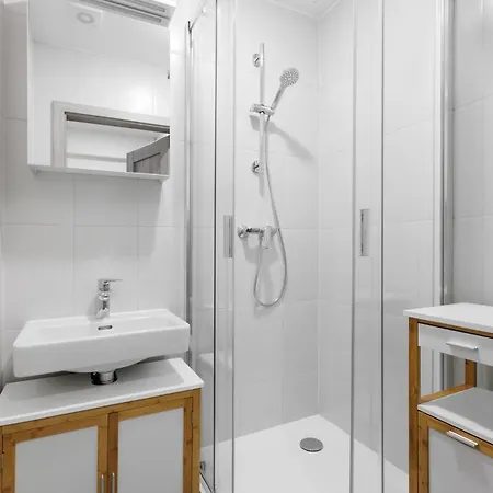 דירה Basement Apartment Near The Metro *
