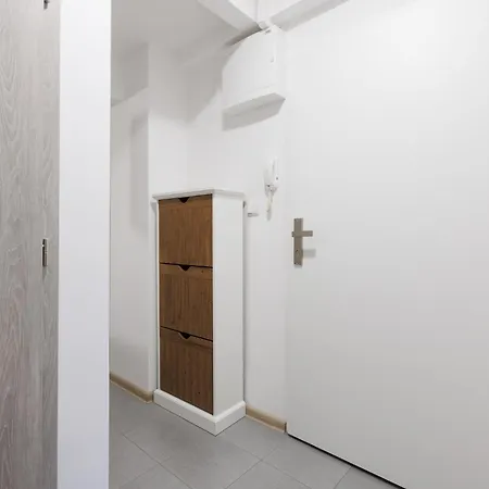 Basement Apartment Near The Metro דירה פראג