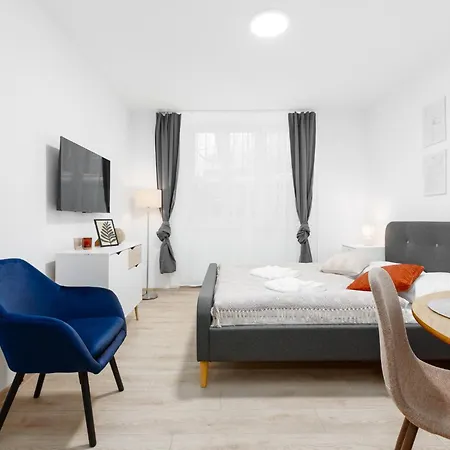 Basement Apartment Near The Metro * פראג