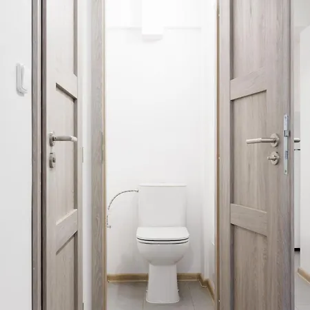 דירה Basement Apartment Near The Metro